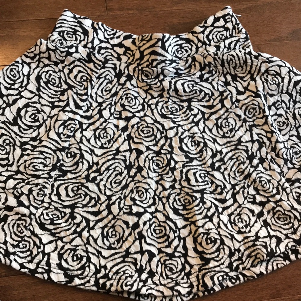 H&M Black White Rosettes textured Mini Skirt XS